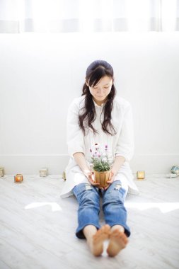 Işıl ışıl iç mekanlarda güzel Asyalı bir kadının portresi.