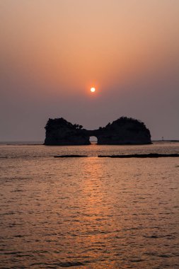 Uçurumları olan güzel bir sahil. Doğal arka plan. Denizin üzerinde güzel gün batımı