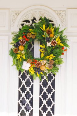 Kapıda asılı duran güzel Noel çelengi manzarası.          