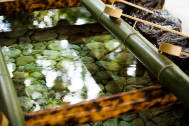 Japon tapınağında Bambu Ağzı ve Ladles ile Chozuya Arındırma Çeşmesi