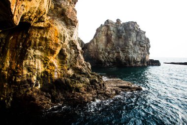 Kayalık deniz kıyısının güzel manzarası. Güzel deniz manzarası. doğa arkaplanı