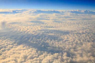 Arka planda bulutlar olan mavi gökyüzü