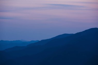 Sisli dağlarda güzel bir günbatımı. Japonya 'da Doğa
