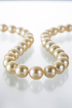 Beyaz arka planda lüks inci kolye