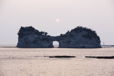 Uçurumları olan güzel bir sahil. Doğal arka plan. Denizin üzerinde güzel gün batımı