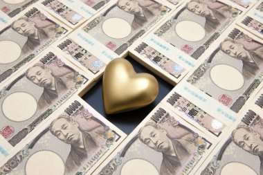 Altın kalp ve Japon Yen banknotları 