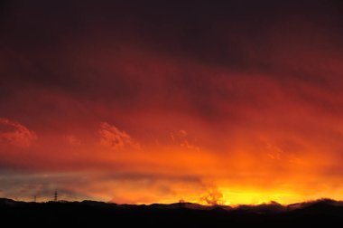 Güzel gün batımı gökyüzü bulutlu