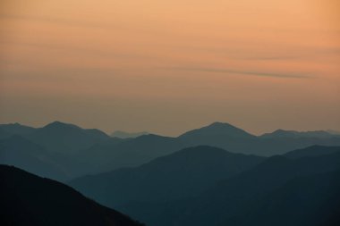 Sisli dağlarda güzel bir günbatımı. Japonya 'da Doğa