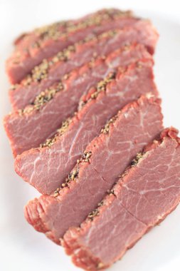 Baharatlı ve otlu dilimlenmiş et.