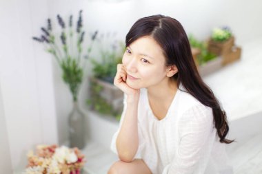 Güzel Asyalı genç bir kadının portresi.