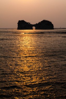 Uçurumları olan güzel bir sahil. Doğal arka plan. Denizin üzerinde güzel gün batımı