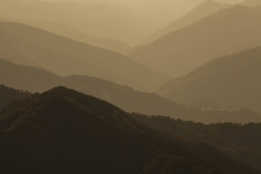 Sisli dağlarda güzel bir gün doğumu. Japonya 'da Doğa