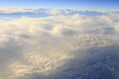 Arka planda bulutlar olan mavi gökyüzü