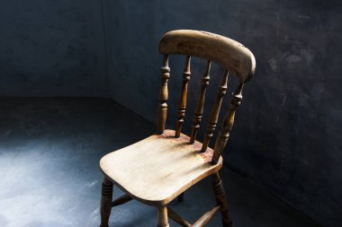 # Odadaki eski sandalye #