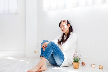 Işıl ışıl iç mekanlarda güzel Asyalı bir kadının portresi.