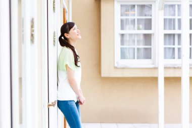 Evinin arka bahçesinde güzel Asyalı bir kadının portresi.