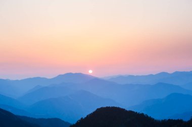 Sisli dağlarda güzel bir günbatımı. Japonya 'da Doğa
