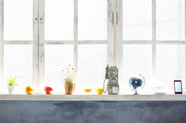 Renkli bitki ve nesneleri gösteren güneşli pencere pervazı