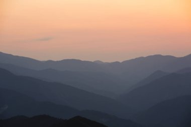 Sisli dağlarda güzel bir günbatımı. Japonya 'da Doğa