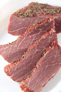 Baharatlı ve otlu dilimlenmiş et.