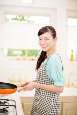 Mutfaktaki güzel Asyalı kadının portresi.