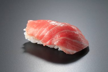 Siyah arka planda Japon suşisine yakın çekim