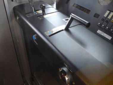 Modern tren operatörünün kabininde kontrol kolları görünüyor.