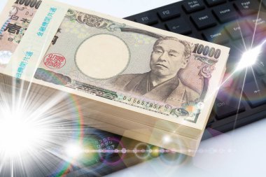 Klavye arka planında Japon yen banknotları. Japon parası. 