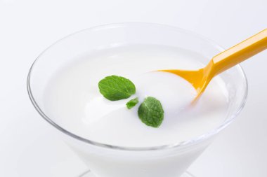 Naneli bir bardakta taze yoğurt.