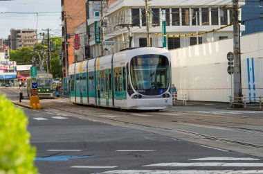 Şehir merkezinde demiryolu üzerinden geçen bir tramvay. 