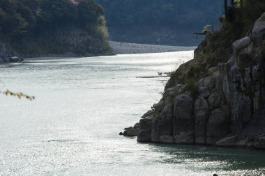 Dağlardaki nehrin güzel manzarası