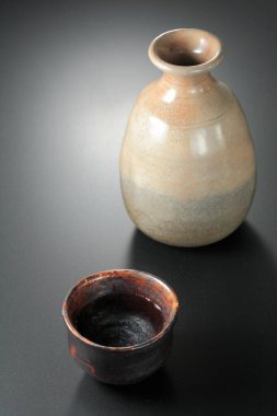 Siyah zemin üzerinde boş seramik kase ve vazo