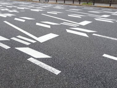 Asfalt yolda beyaz yol işaretlerinin görüntüsü