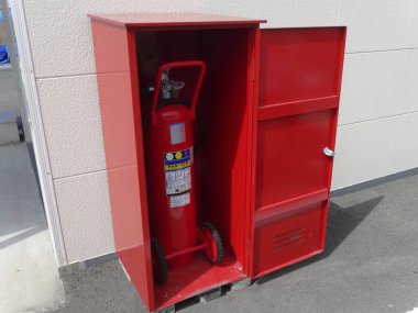 Kırmızı yangın söndürme kutusu sokakta