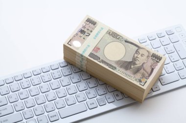 Klavye arka planında Japon yen banknotları. Japon parası. 