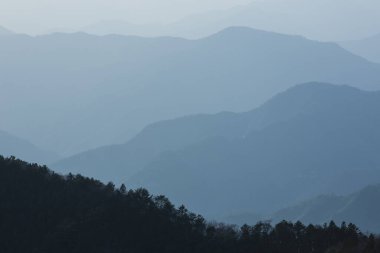 Sisli dağlarda güzel bir günbatımı. Japonya 'da Doğa