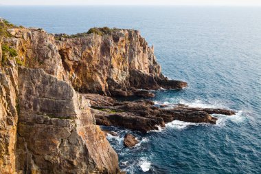 Kayalık deniz kıyısının güzel manzarası. Güzel deniz manzarası. doğa arkaplanı