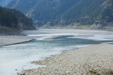 Dağlardaki nehirde güzel bir manzara
