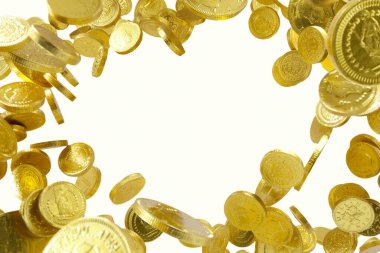 Beyaz arkaplanda bir sürü altın para