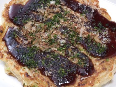 Soslu kızarmış gözleme ve bonito gevreği.
