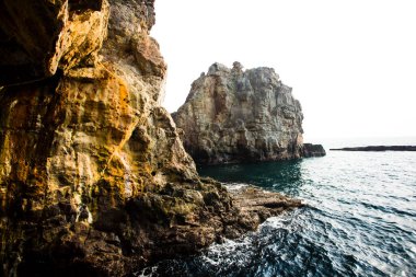 Kayalık deniz kıyısının güzel manzarası. Güzel deniz manzarası. doğa arkaplanı