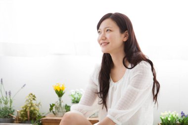 Güzel Asyalı genç bir kadının portresi.