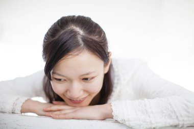 Açık arkaplanda güzel bir Asyalı kadının portresi.