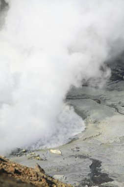 güzel bir gayzer alanı manzarası, jeotermal alan, dağlarda buhar.        