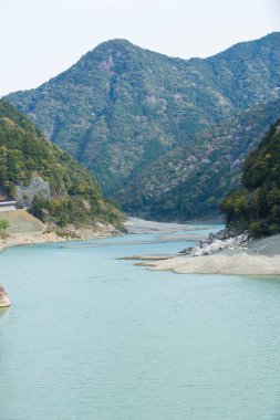 Dağlardaki nehrin güzel manzarası.