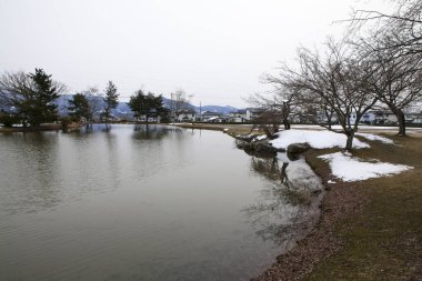 Güzel kış manzarası karla kaplı parkta.