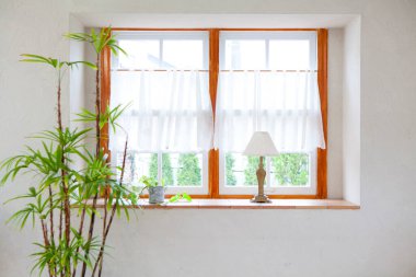 Beyaz ve pencereli modern oturma odasının içi 