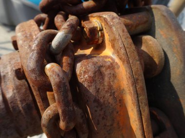 Eski paslı zincirler, yakın görüş