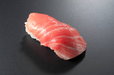 Siyah arka planda Japon suşisine yakın çekim