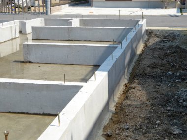 Bir evin inşaatı için beton temel 